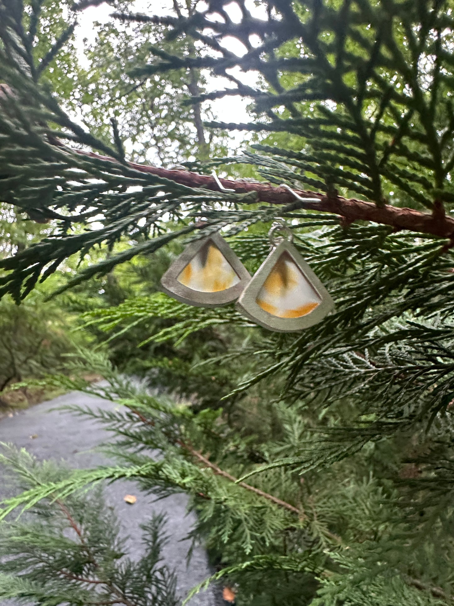 Glow earrings - swirly triangles