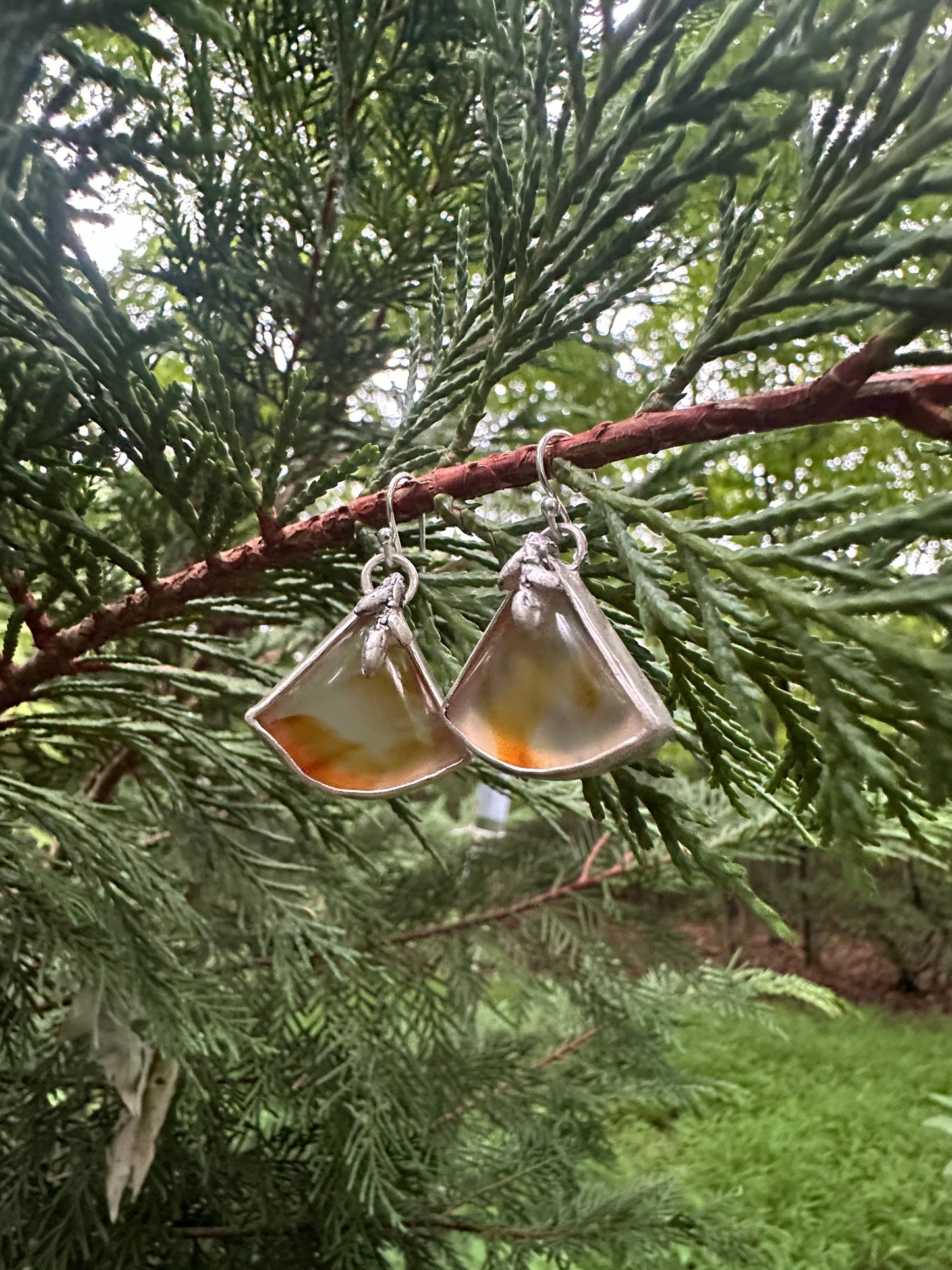 Glow earrings - swirly triangles