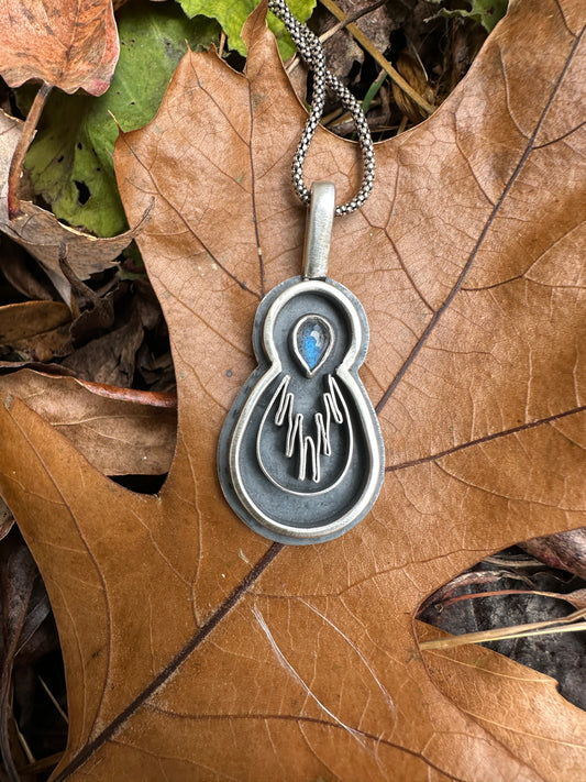 Curvy form with labradorite - current // flow necklace