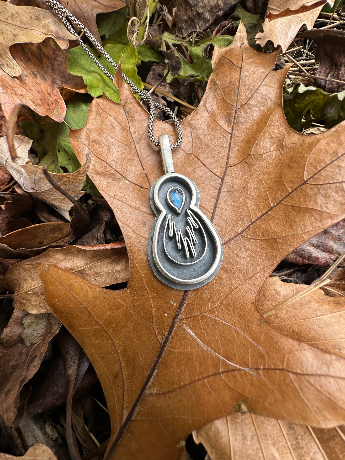 Curvy form with labradorite - current // flow necklace