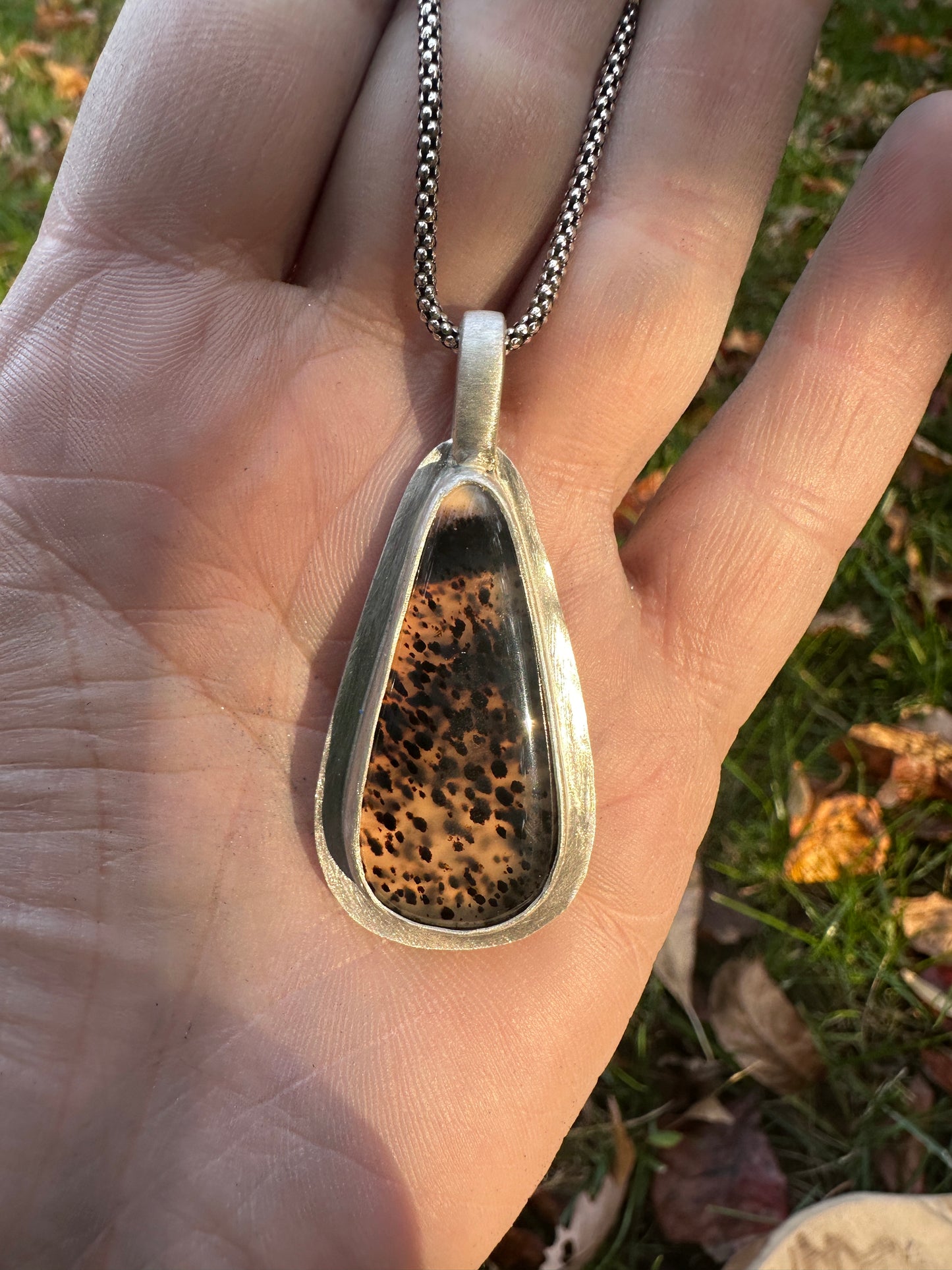 Glow necklace - spotted black teardrop